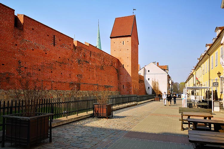 Городская стена с башней Рамера