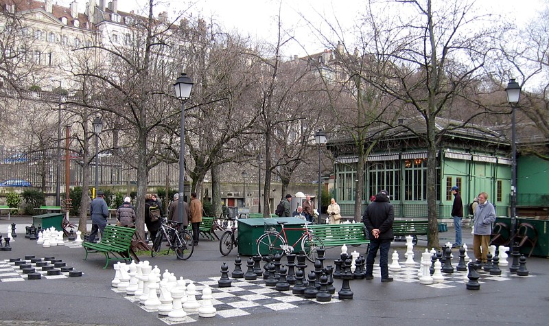 Шахматы в парке на Новой площади