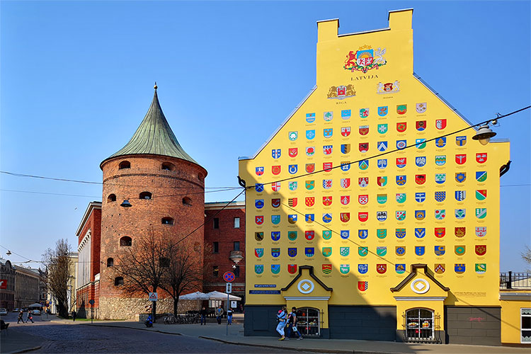 Пороховая башня Риги и торец Яковлевских казарм